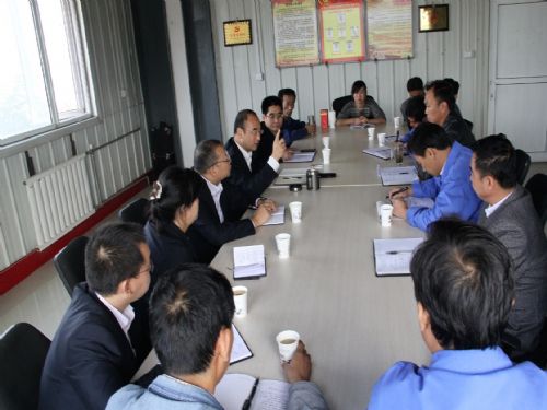 親臨基層，與職工面對(duì)面談心