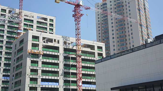 甘肅建投裝備制造有限公司是甘肅省建設(shè)投資（控股）集團(tuán)有限公司直屬企業(yè)，成立于2010年10月，坐落于甘肅蘭州彭家坪國家級(jí)裝備制造工業(yè)園，占地155畝，是西北地區(qū)最早具有起重機(jī)械生產(chǎn)資質(zhì)的企業(yè)，年產(chǎn)各類型號(hào)起重機(jī)械500余臺(tái)。建司十年來，公司先后榮獲年度中國塔機(jī)行業(yè)十強(qiáng)企業(yè)、全國售后服務(wù)先進(jìn)單位、全國建筑施工機(jī)械租賃50強(qiáng)企業(yè)等30余項(xiàng)榮譽(yù)稱號(hào)...