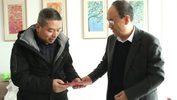 新春慰問送關(guān)懷 歲寒情深暖人心——甘肅建投總法律顧問、董事會秘書毛宏勇走訪慰問裝備公司困難黨員